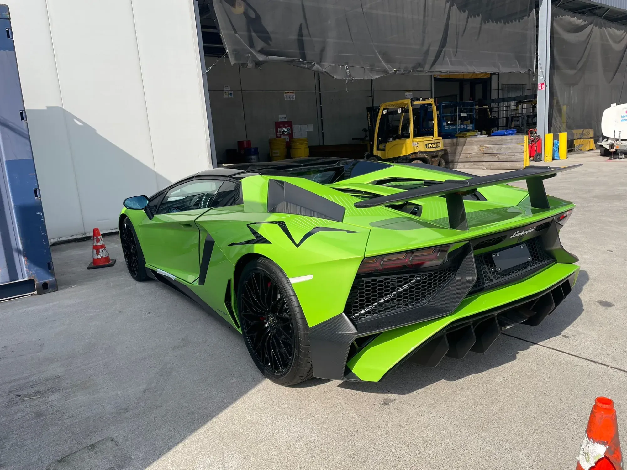 Groene Lamborghini Aventador SV, klaar om geladen te worden