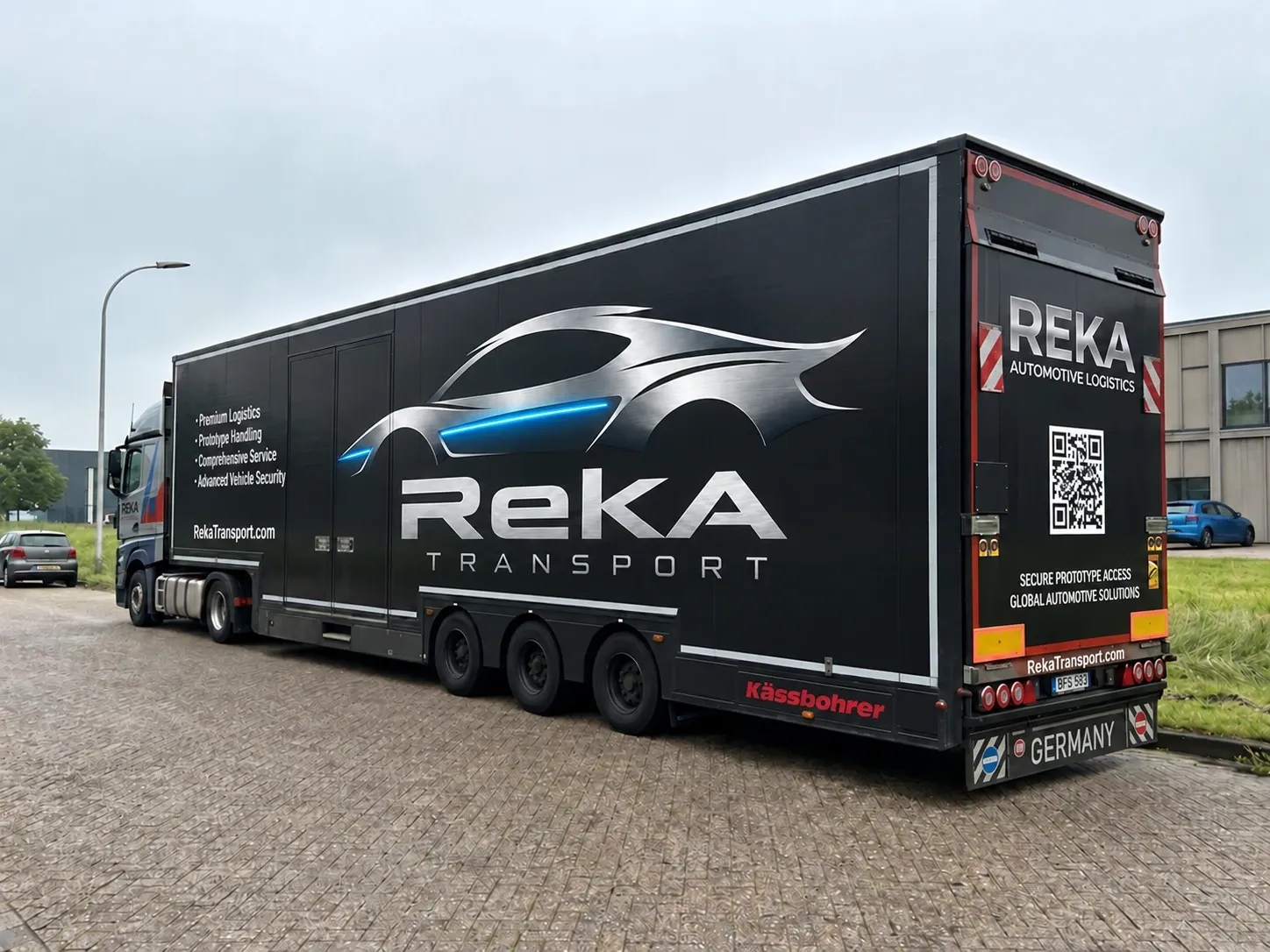 De gesloten autotransporttrailer van Reka Transport